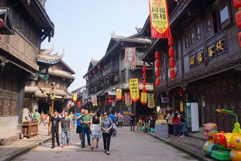豹纹短款羽绒服怎么搭配？游戏画面