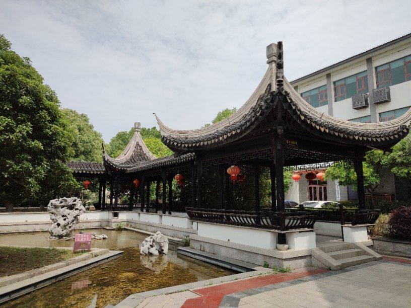 迪奥携全球大使迪丽热巴亮相上海,八楼联动地标灯光秀点亮外滩