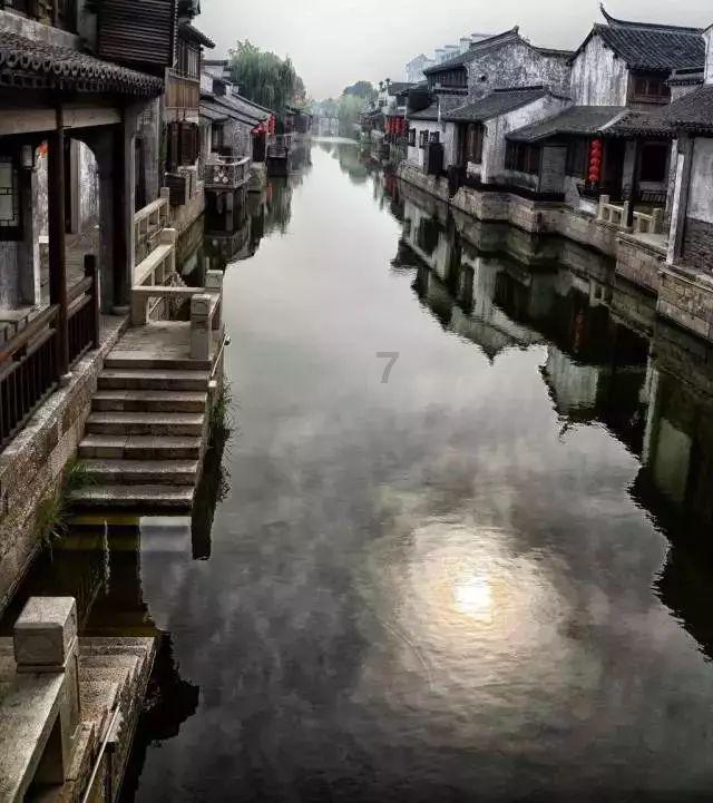 他被敌击中,跳伞入海,司令员发动十万人及二千多艘船出海寻找